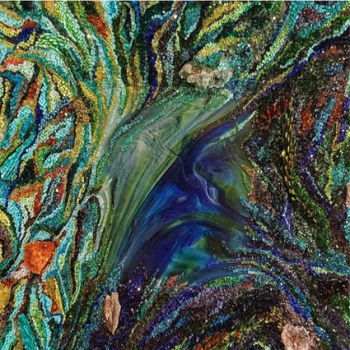 Oeuvre en relief de l'artiste Marianne Minuzzi. Les tons de l’œuvre sont bleus, verts et avec des touches de couleur. C'est une oeuvre abstraite réalisée en verres.