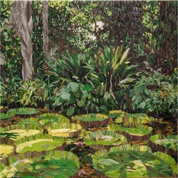 Tableau réalisé par Marianne Minuzzi qui représente des nénuphars au premier plan. En arrière plan il y a une forêt abondante. C'est une image avec beaucoup de couleurs aux tons verts. C'est une oeuvre réalisée avec des morceaux de verre