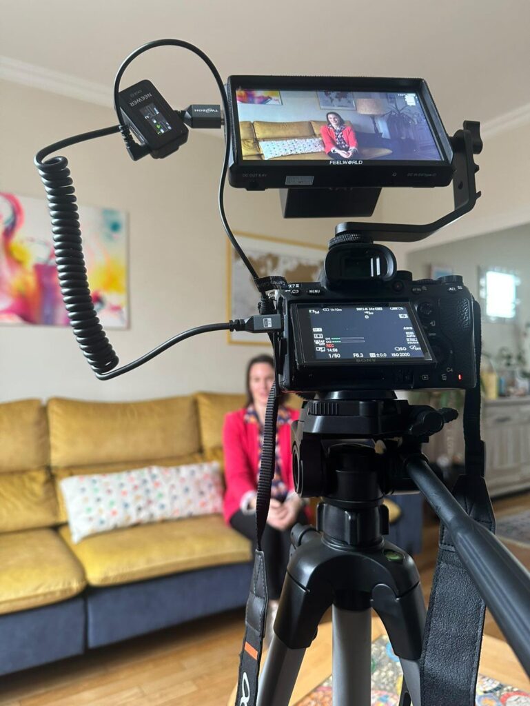 Caméra qui filme l'artiste et mosaïste Céline Loury - La haute couleur - 2026 pour oeuvres premières