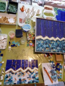La mosaïque avance avec le tableau en acrylique et la mosaïque qui prend forme en fonction des couleurs de la peinture