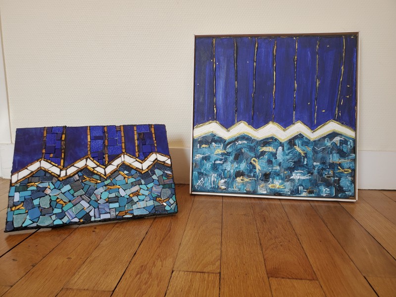 Mosaïque à gauche, elle est bleue avec des vagues blanches et un ciel bleu foncé avec des traits dorés. C'est inspiré de la peinture acrylique qui est à droite