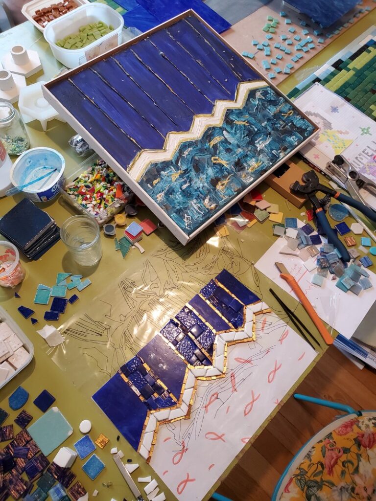 Travail en cours de la réalisation d'une mosaïque avec le début de la création et le tableau en acrylique qui a inspiré l’interprétation de la peinture en mosaïque