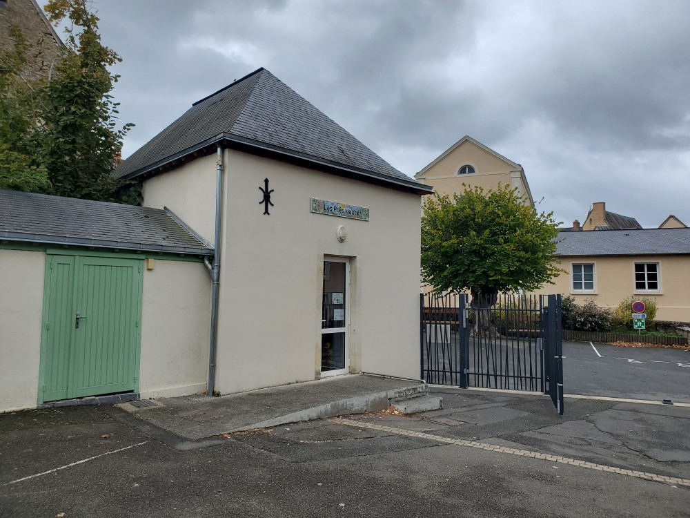 vue de la cour de l'école de Juigné sur Sarthe avec la fresque en mosaïque réalisée par les élèves et Céline Loury. Sur cette fresque, le nom de l'école est inscrit les prés hauts