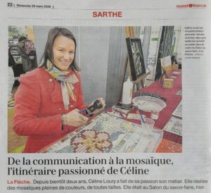 Article Ouest-France édition Sarthe du dimanche 29 mars 2026, sur la photo, il y l'artiste céline Loury qui est en train de tailler une tesselle avec la pince à mosaïque