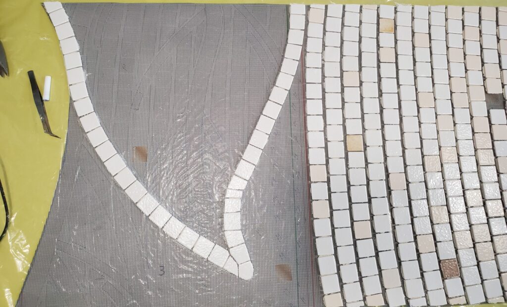 filet de mosaïque avec une feuille qui commence à apparaitre à gauche