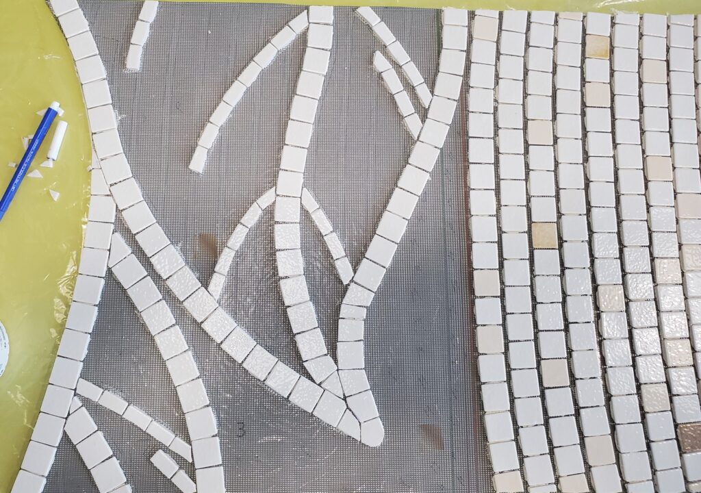 progression de la mosaïque sur filet, les émaux de Briare prennent la forme d'une feuille d'arbre