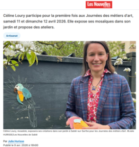 Céline Loury, mosaïste tient des émaux de Briare dans ses mains devant le début d'une fresque d'un perroquet