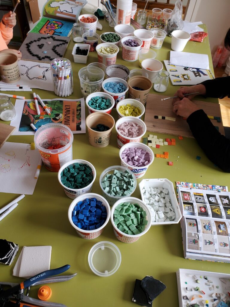 plusieurs pots avec des carreaux de mosaïque dans l'atelier de Céline Loury mosaïste