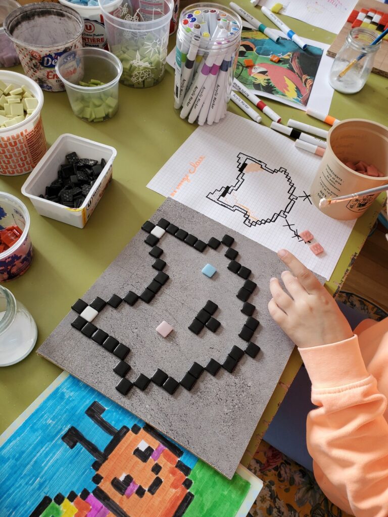 l'enfant réalise un renard en mode pixel art