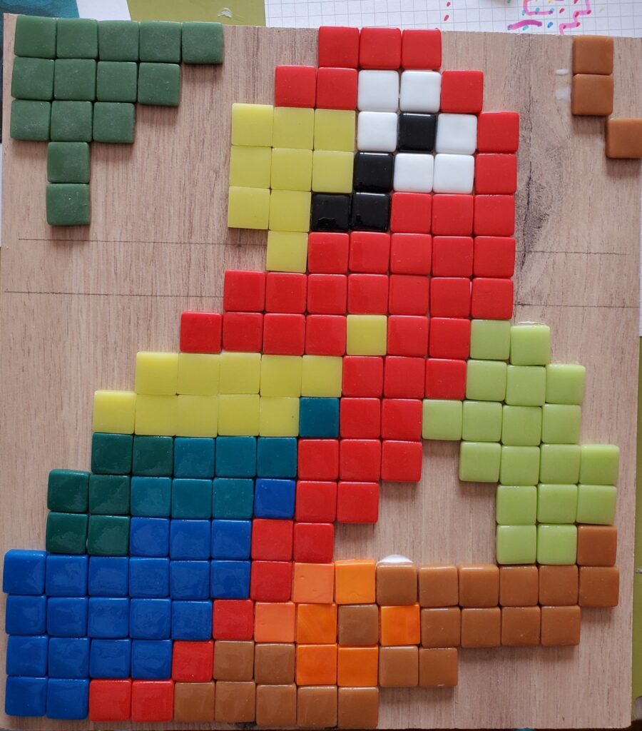 perroquet jaune, rouge, bleu, vert réalisé avec des carreaux en mosaïque