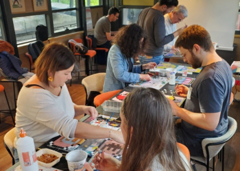 4 personnes sont en train de participer à un atelier de mosaïque, elles sont concentrées sur leur travail, atelier animé par Céline Loury