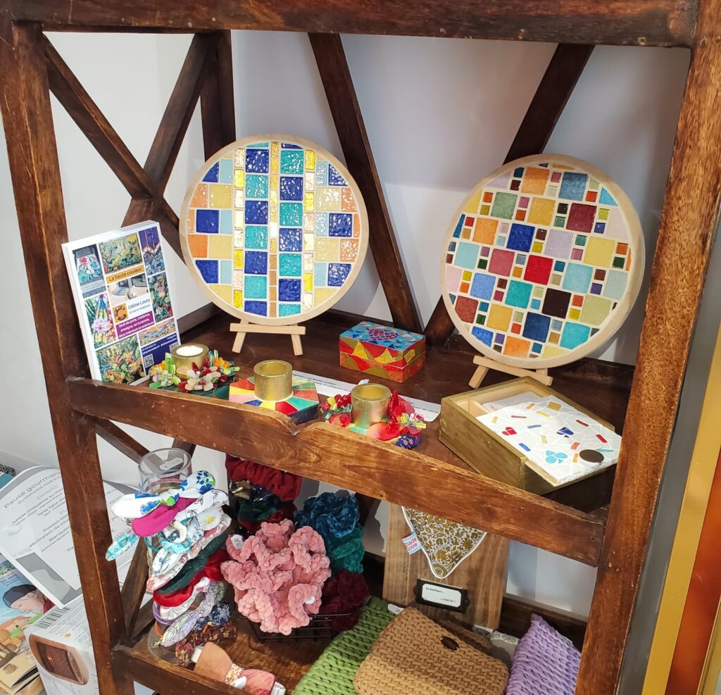 meuble avec des objets de décoration en mosaïque fabriqué à la main par Céline Loury en mosaïque