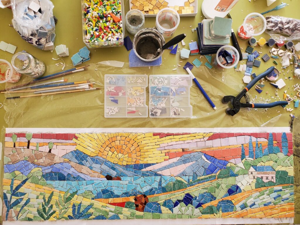 plan de travail avec une création en mosaïque d'un tableau terminé en mosaïque par Céline Loury