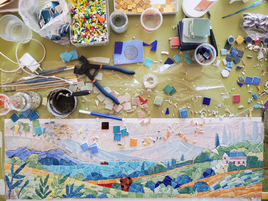 atelier mosaïque avec la réalisation en cours d'un tableau en mosaïque avec la pince, réalisation par Céline Loury