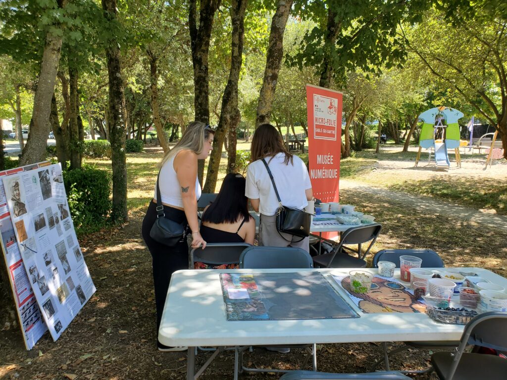 Atelier mosaïque dans le quartier de St Exupéry de Sablé sur Sarthe - une tablea avec trois personnes qui créent une mosaïque avec Céline Loury de Sablé sur Sarthe