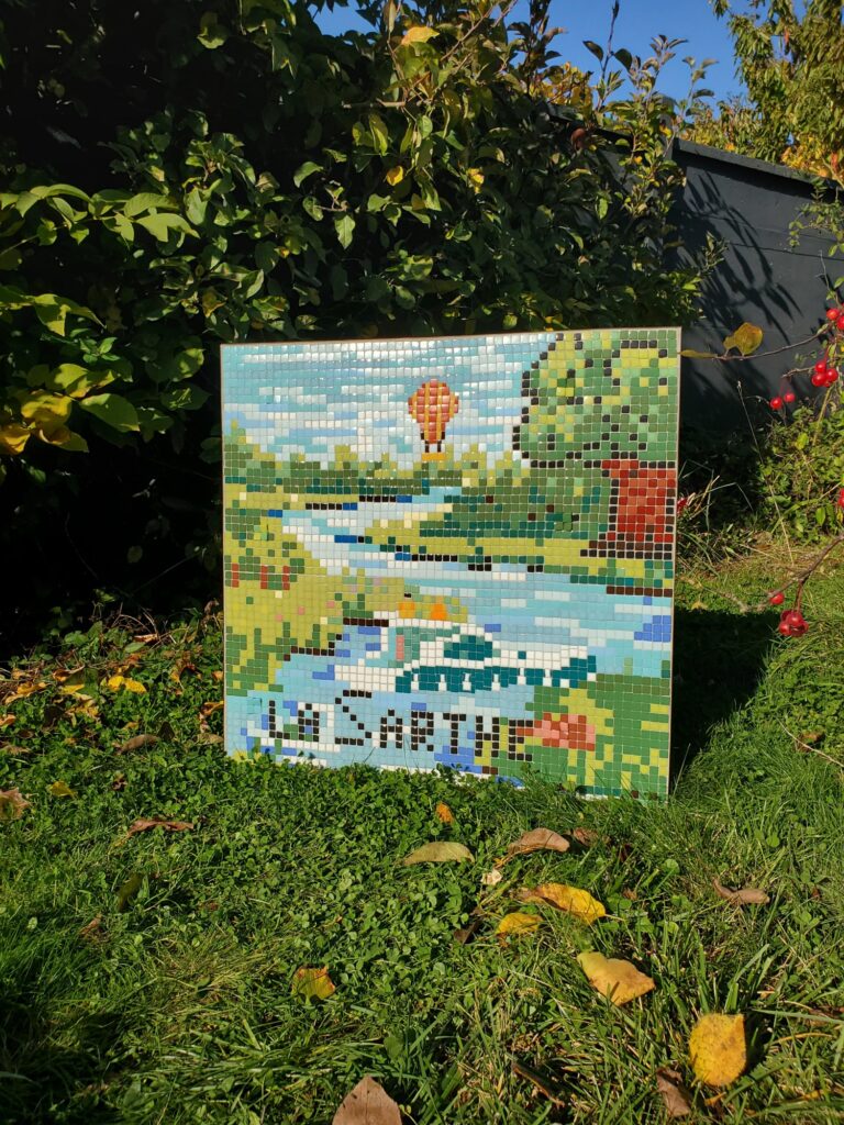 Panneau en mosaïque en style pixel art pour illustrer la rivière La Sarthe, il y a un bateau, les bords de la Sarthe, un arbre, une montgolfière