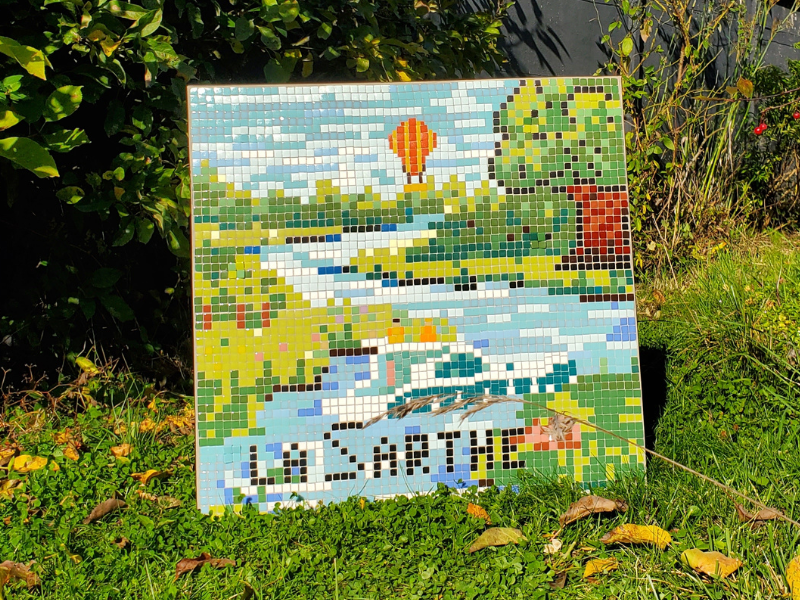 photo avec la rivière "La Sarthe" réalisée en mosaïque à Sablé-sur-Sarthe avec la Micro-Folie en 2025. Atelier animé par Céline Loury, mosaïste