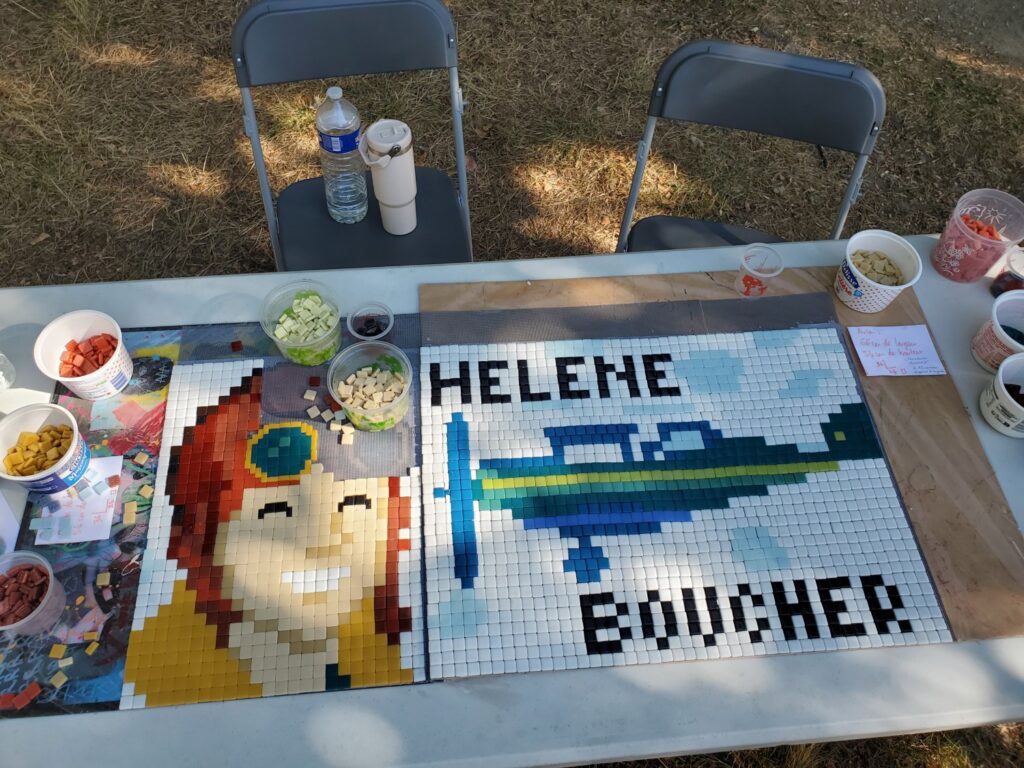 Panneau en cours de réalisation d'une mosaïque pour le nom de rue Hélène Boucher à Sablé sur Sarthe