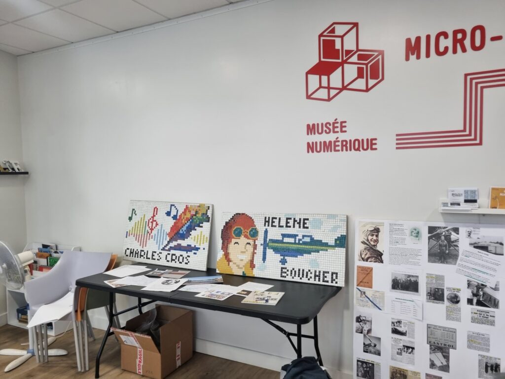 Panneaux des rues Hélène Boucher et Charles Cros à Sablé sur Sarthe en mode pixel art. Mosaïque réalisée avec l'aide de Céline Loury, mosaïste