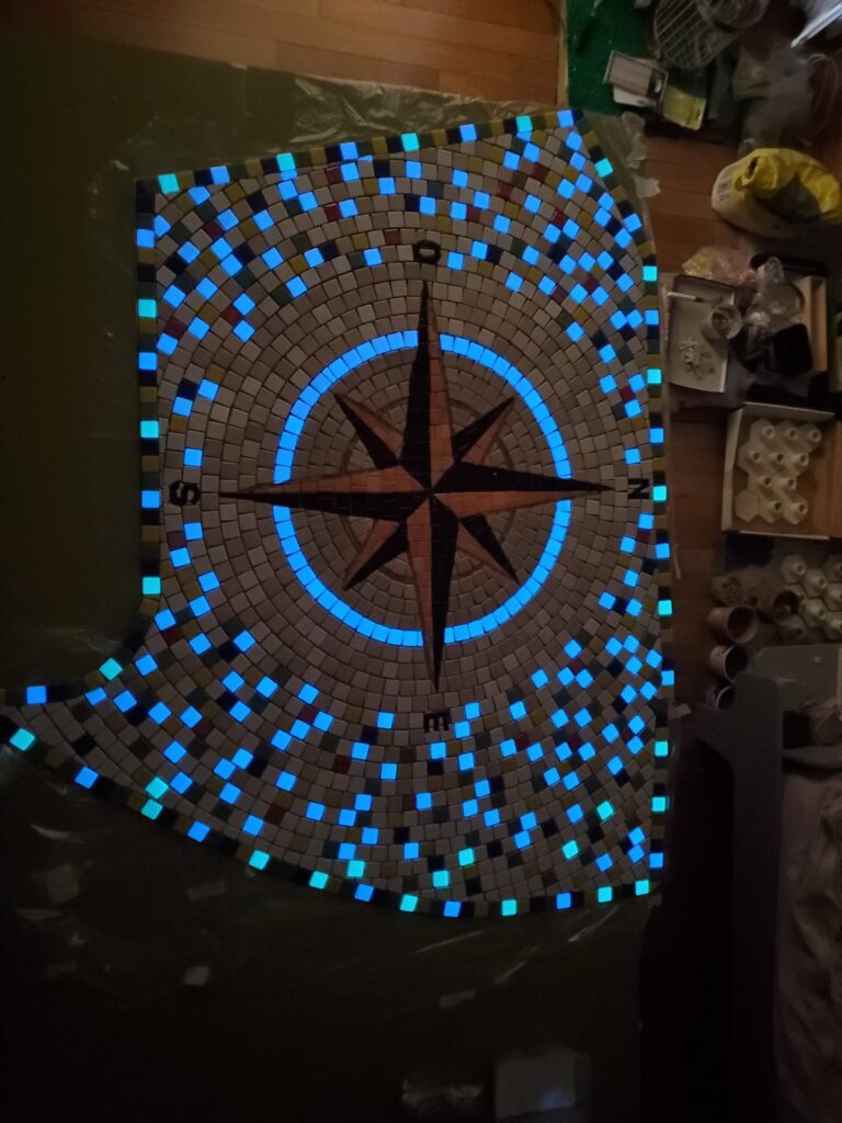 mosaïque vue de nuit avec des tesselles et pâtes de verre brillantes, c'est fait exprès pour briller la nuit, une création originale de Céline Loury