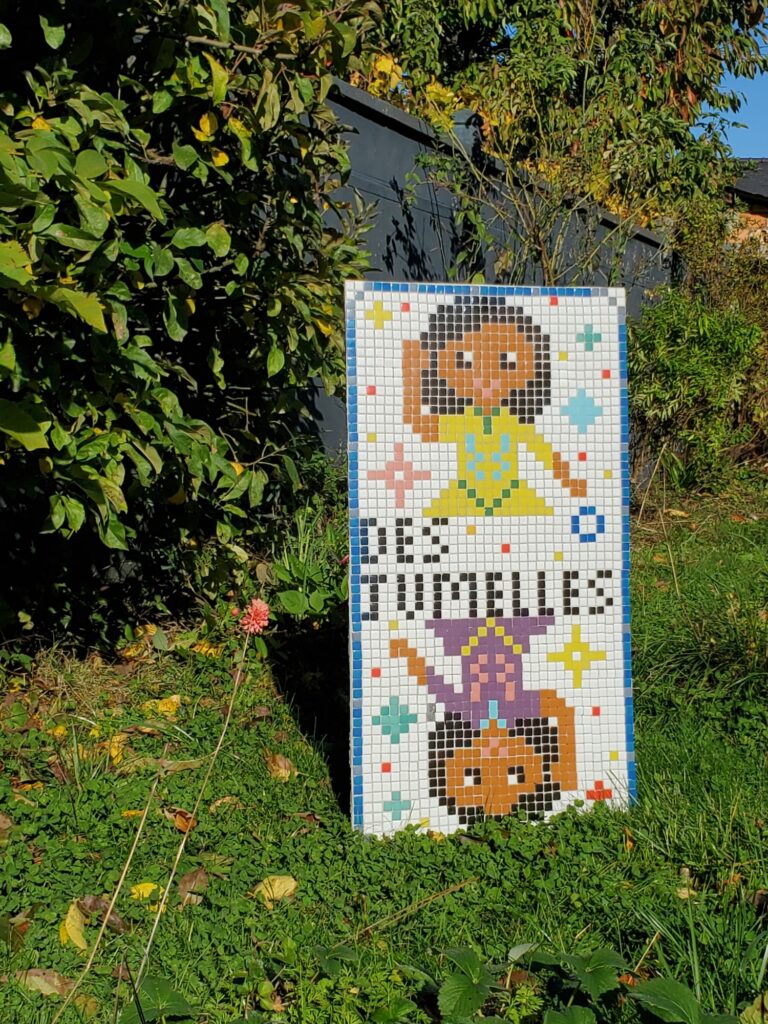 à la manière d'un jeu de cartes, ce sont deux jumelles en mode miroir