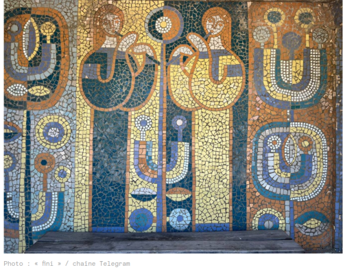 Détails d'une mosaïque réalisée en Ukraine, dans un abribus, deux personnages de couleur jaune et bleu, jouant d'un instrument