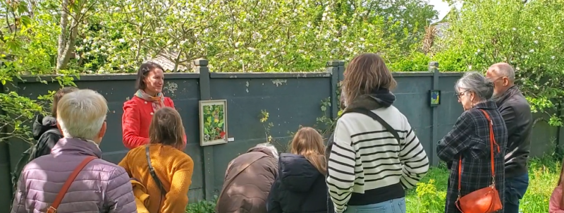 L'artiste mosaïste Céline Loury est dans son jardin et présente ses oeuvres en mosaïque devant des visiteurs