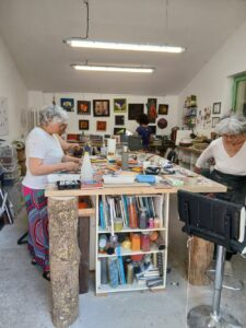 Atelier avec un plan de travail pour faire de la mosaique