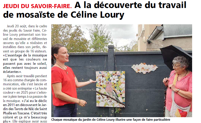 Article de presse, extrait avec la photo où il y a l'artiste mosaïste Celine Loury en compagnie d'une personne qui visite son jardin