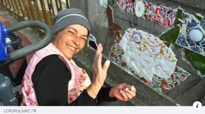 Sur l'image, Fleur pose des morceaux de porcelaine sur les murs de Limoges