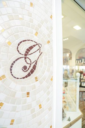 Lettre G en mosaïque pour l'enseigne d'une pâtisserie à La Flèche en mosaïque.